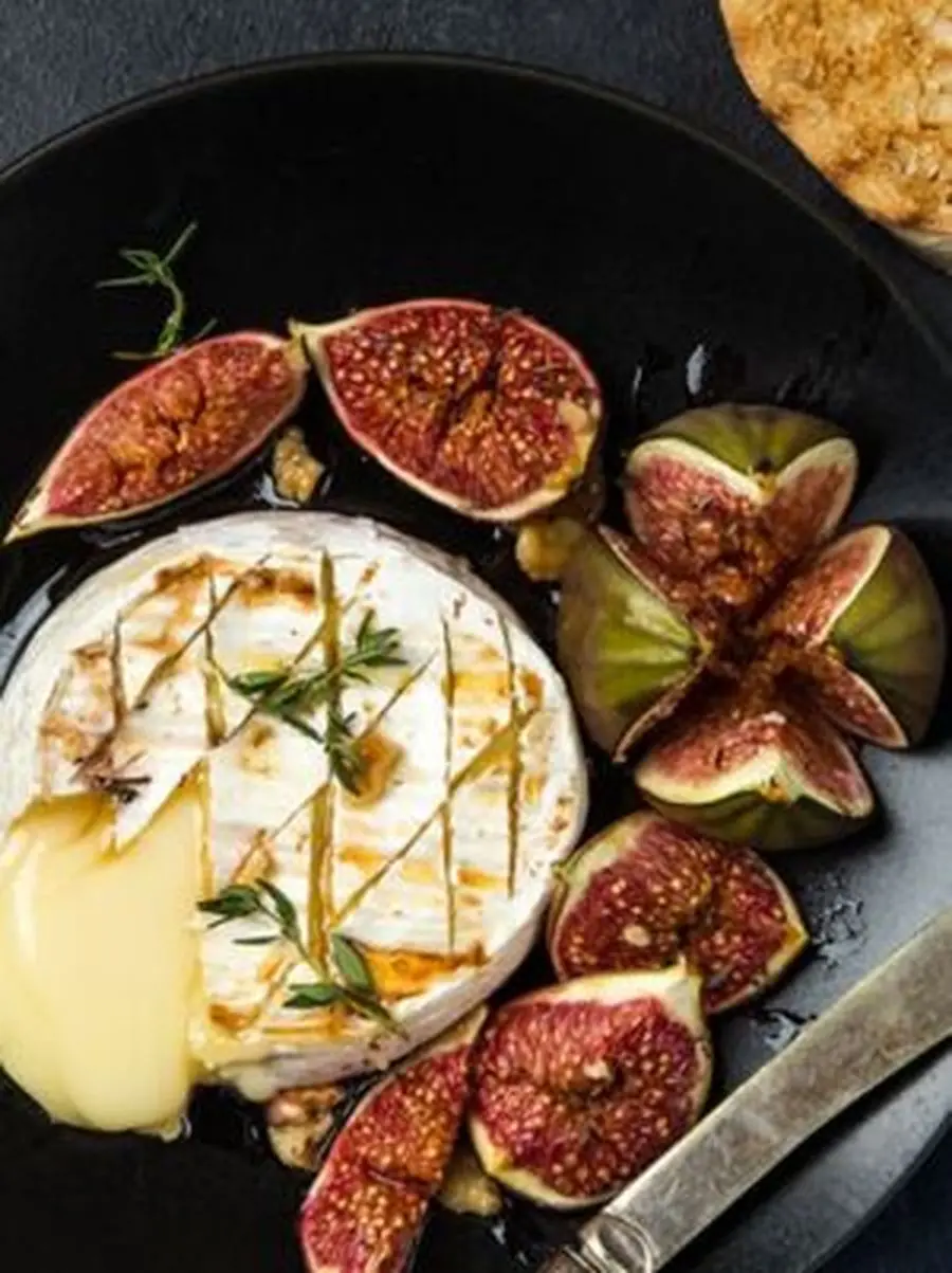 Przepis na Camembert z grilla z tymiankowym miodem i figami. Czyli Jak ugotować i jak przygotować Camembert z grilla z tymiankowym miodem i figami.