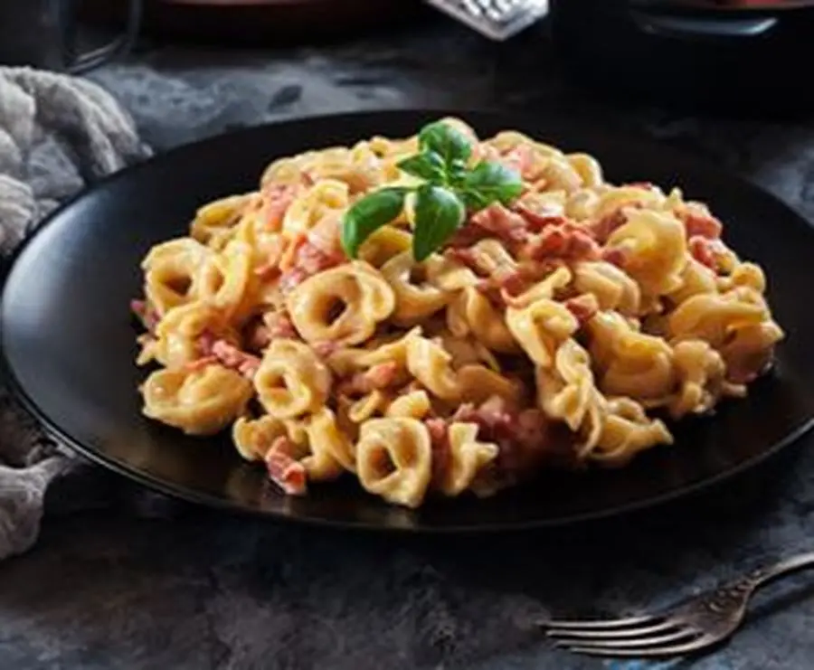 Przepis na Tortelini carbonara z boczkiem. Czyli Jak ugotować i jak przygotować Tortelini carbonara z boczkiem.