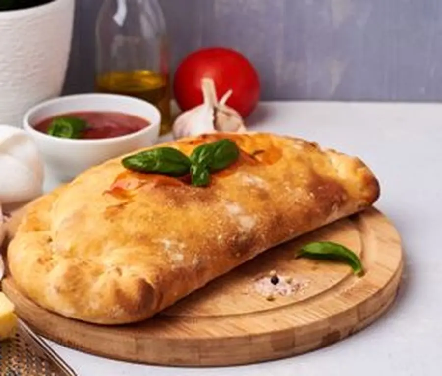 Przepis na Włoskie Calzone z polskim akcentem . Czyli Jak ugotować i jak przygotować Włoskie Calzone z polskim akcentem .
