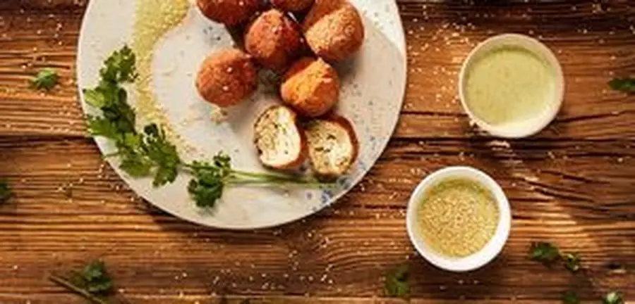 Przepis na Chrupiące kulki z kurczaka w panierce z dwoma dipami. Czyli Jak ugotować i jak przygotować Chrupiące kulki z kurczaka w panierce z dwoma dipami.