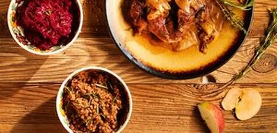 Przepis na Karkówka duszona w cytrusach z aromatyczną kaszą gryczaną i buraczkami. Czyli Jak ugotować i jak przygotować Karkówka duszona w cytrusach z aromatyczną kaszą gryczaną i buraczkami.