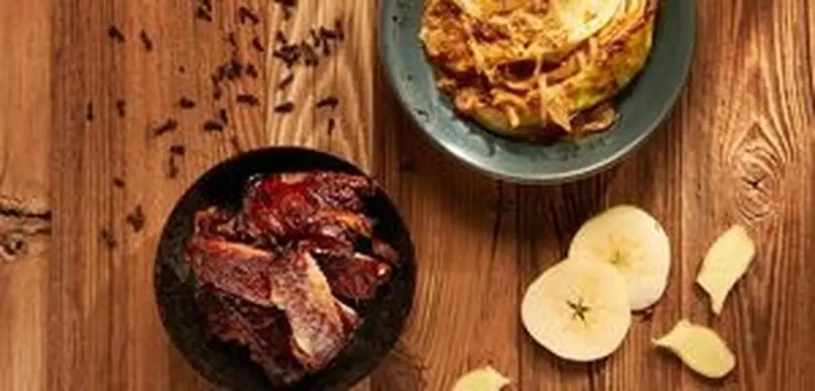Przepis na Wolno pieczone żeberka w cydrze i kapusta smażona w musztardzie. Czyli Jak ugotować i jak przygotować Wolno pieczone żeberka w cydrze i kapusta smażona w musztardzie.