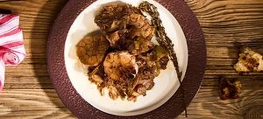 Przepis na Szynka peklowana, pieczona w czerwonym winie i warzywach. Czyli Jak ugotować i jak przygotować Szynka peklowana, pieczona w czerwonym winie i warzywach.