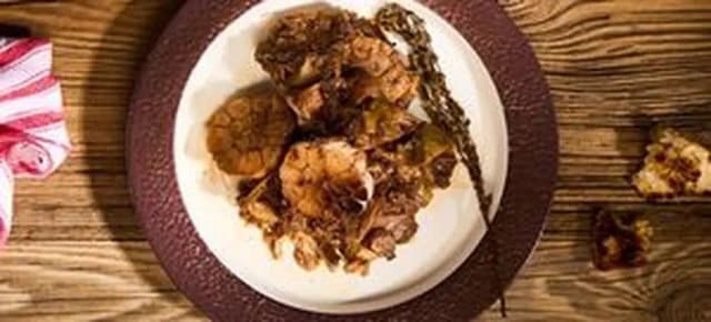 Przepis na Szynka peklowana, pieczona w czerwonym winie i warzywach