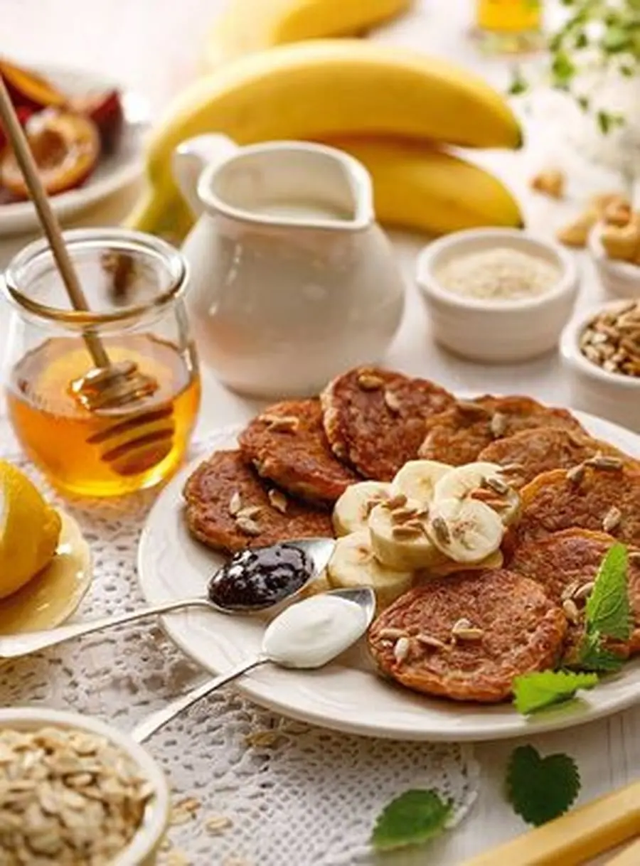 Przepis na Placuszki owsiano-bananowe z jogurtem naturalnym i powidłami. Czyli Jak ugotować i jak przygotować Placuszki owsiano-bananowe z jogurtem naturalnym i powidłami.