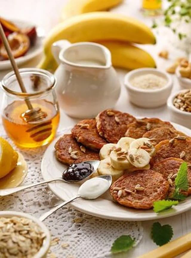 Przepis na Placuszki owsiano-bananowe z jogurtem naturalnym i powidłami