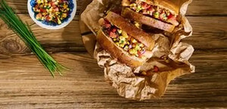 Przepis na Hot dogi w chlebie z domowym sosem BBQ i warzywną salsą. Czyli Jak ugotować i jak przygotować Hot dogi w chlebie z domowym sosem BBQ i warzywną salsą.