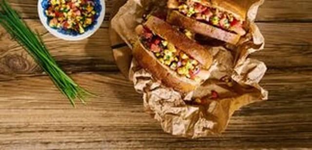 Przepis na Hot dogi w chlebie z domowym sosem BBQ i warzywną salsą