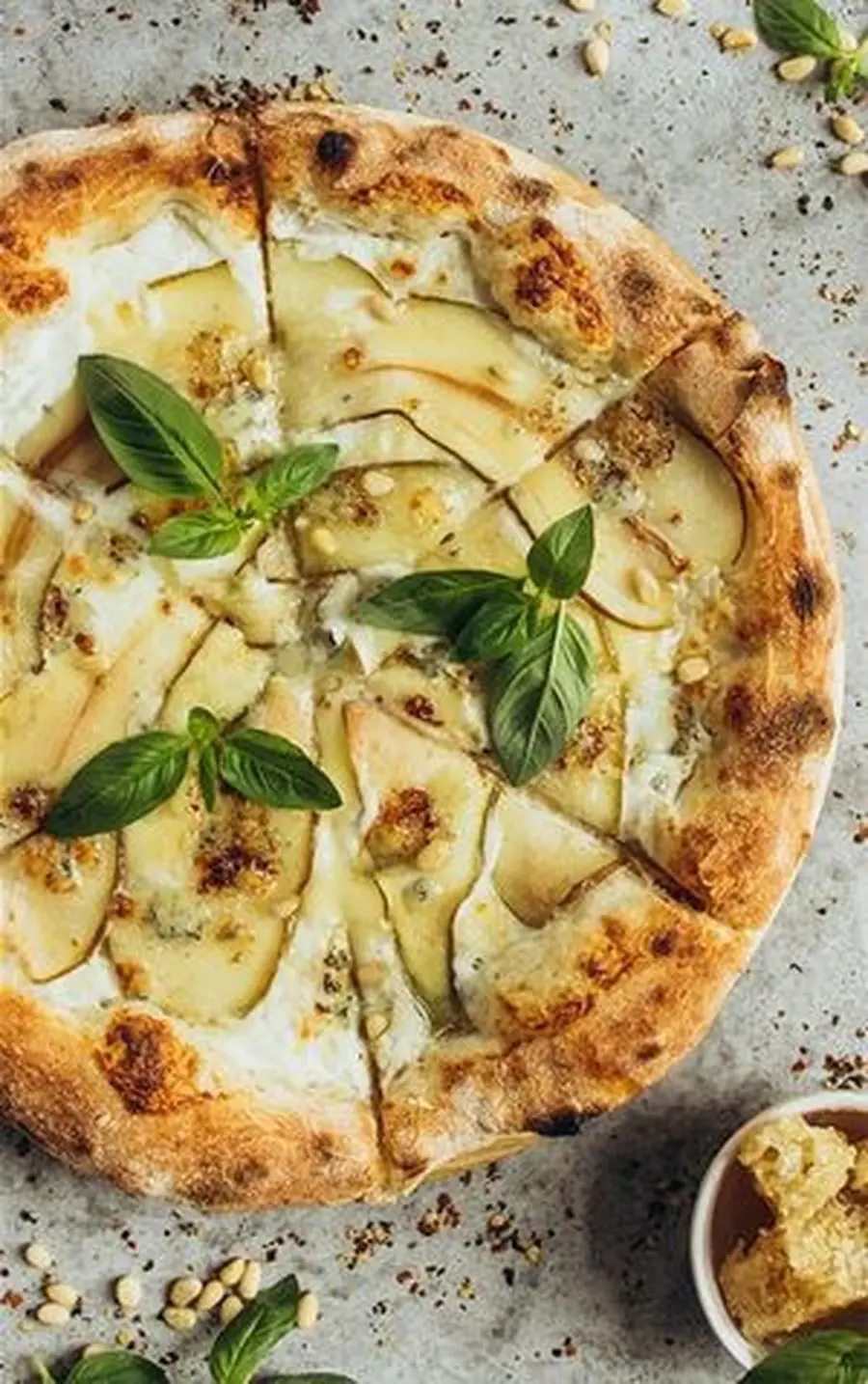 Przepis na Chrupiąca pizza z serem camembert i gruszką. Czyli Jak ugotować i jak przygotować Chrupiąca pizza z serem camembert i gruszką.