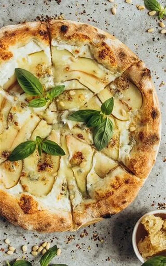 Przepis na Chrupiąca pizza z serem camembert i gruszką