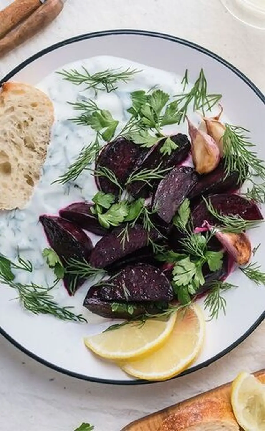 Przepis na Pieczone buraki z sosem a'la tzatziki. Czyli Jak ugotować i jak przygotować Pieczone buraki z sosem a'la tzatziki.