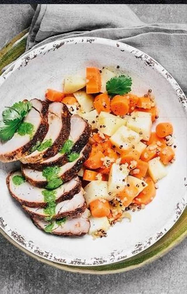 Przepis na Delikatna polędwiczka z sałatką z warzyw i komosy ryżowej 
