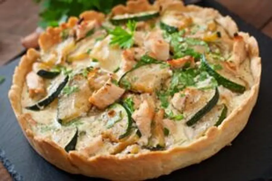 Przepis na Tarta z cukinią i kurczakiem. Czyli Jak ugotować i jak przygotować Tarta z cukinią i kurczakiem.