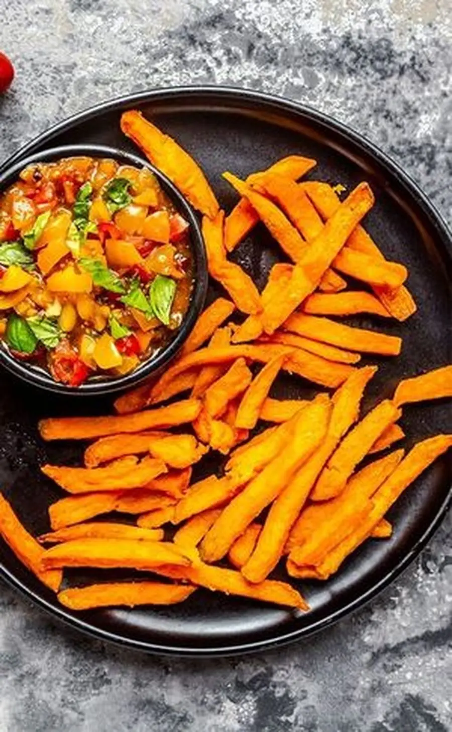 Przepis na Pieczone frytki z batatów z pomidorowo-paprykową salsą. Czyli Jak ugotować i jak przygotować Pieczone frytki z batatów z pomidorowo-paprykową salsą.