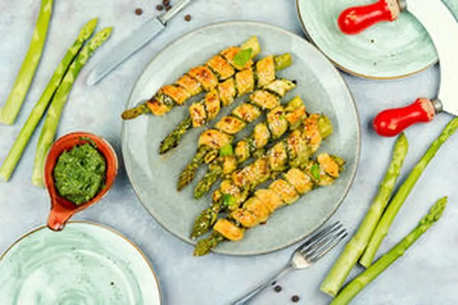 Przepis na Szparagi w cieście francuskim z pesto. Czyli Jak ugotować i jak przygotować Szparagi w cieście francuskim z pesto.