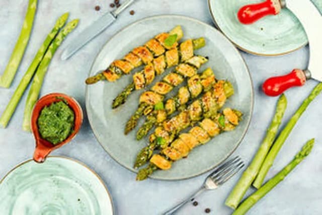 Przepis na Szparagi w cieście francuskim z pesto