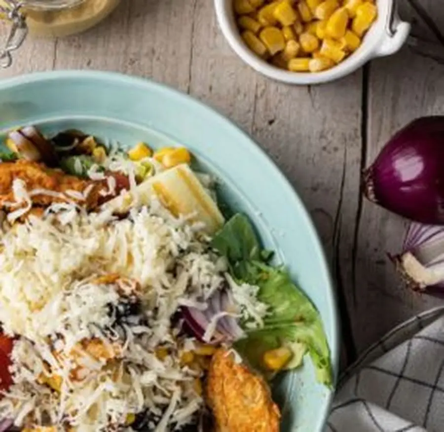 Przepis na Letnia sałatka z kurczakiem, mozzarellą, grillowanym halloumi i pomidorkami. Czyli Jak ugotować i jak przygotować Letnia sałatka z kurczakiem, mozzarellą, grillowanym halloumi i pomidorkami.