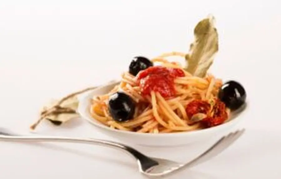 Przepis na Spaghetti z suszonymi pomidorami i oliwkami . Czyli Jak ugotować i jak przygotować Spaghetti z suszonymi pomidorami i oliwkami .
