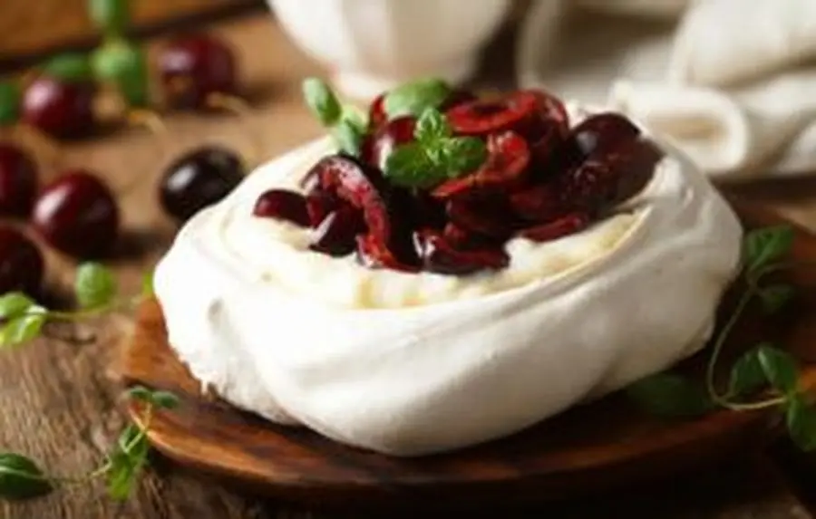 Przepis na Beza Pavlova z czereśniami . Czyli Jak ugotować i jak przygotować Beza Pavlova z czereśniami .