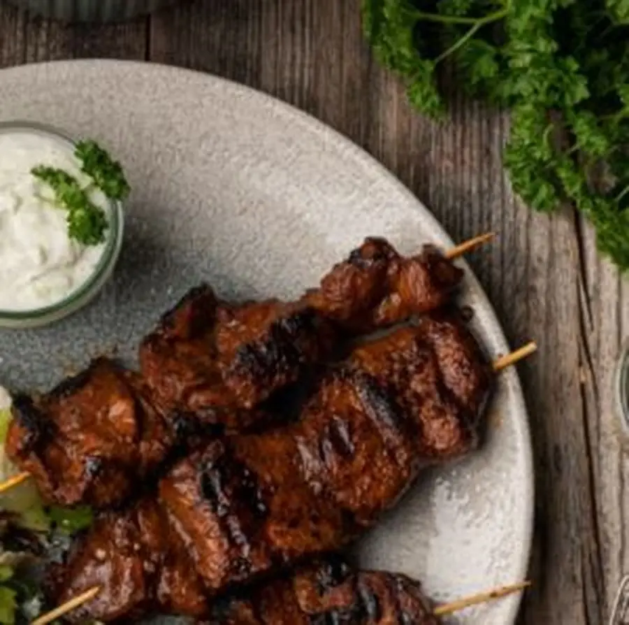 Przepis na Karkówka z grilla w marynacie z sałatką z serem feta i sosem tzatziki. Czyli Jak ugotować i jak przygotować Karkówka z grilla w marynacie z sałatką z serem feta i sosem tzatziki.
