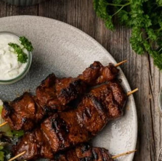 Przepis na Karkówka z grilla w marynacie z sałatką z serem feta i sosem tzatziki