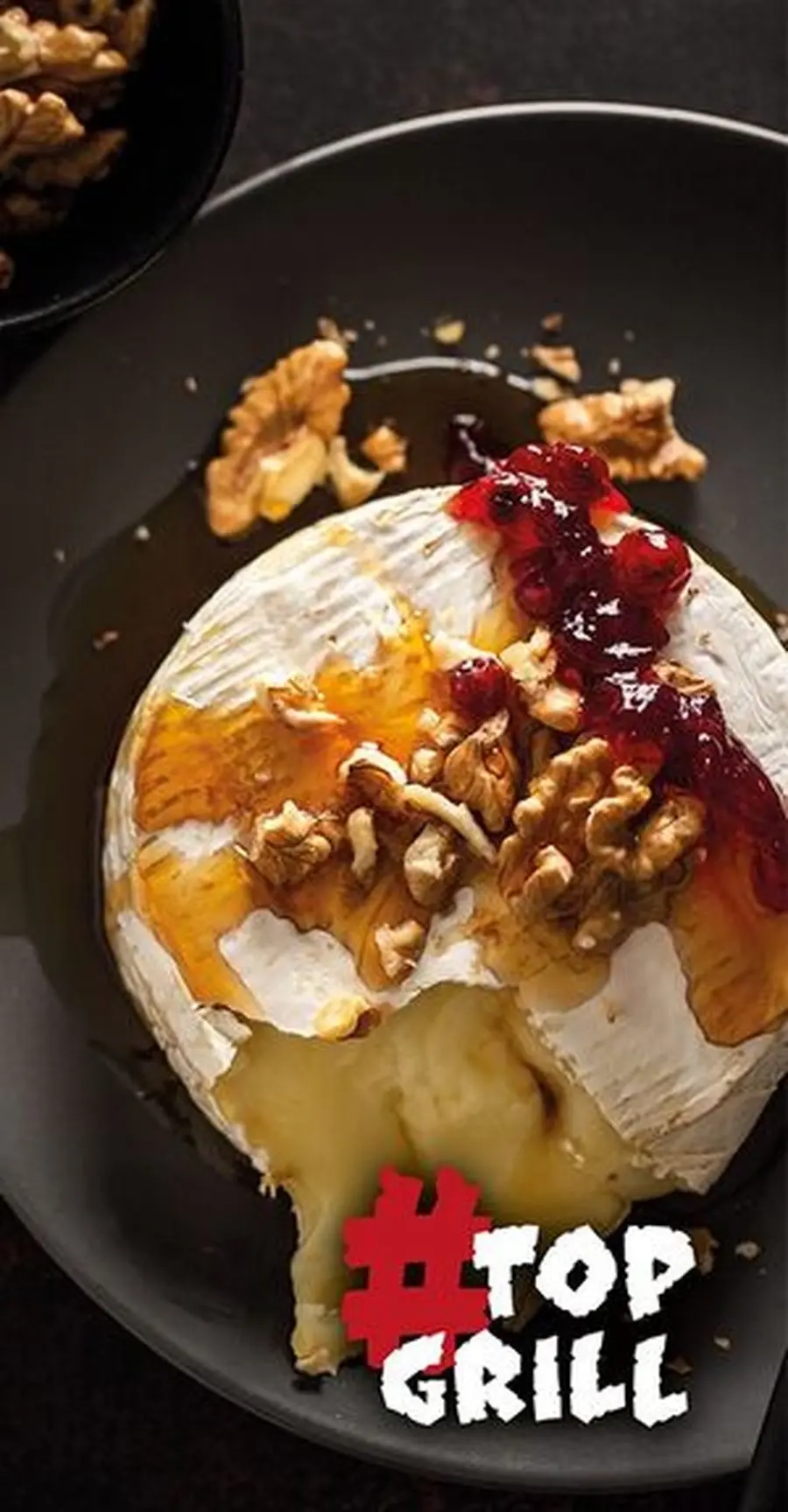 Przepis na Grillowany camembert z orzechami, żurawiną i syropem klonowym . Czyli Jak ugotować i jak przygotować Grillowany camembert z orzechami, żurawiną i syropem klonowym .