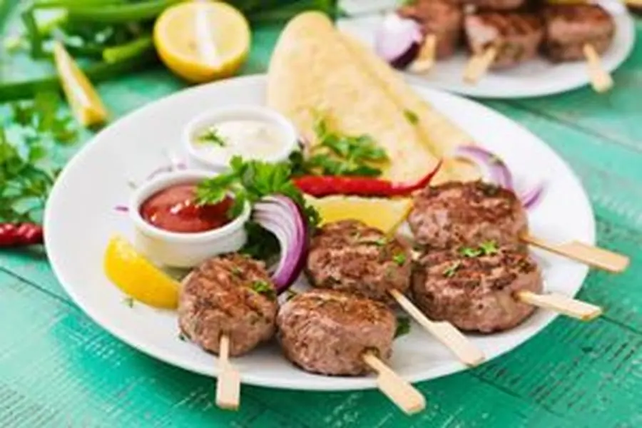 Przepis na Kofta kebab z sałatką. Czyli Jak ugotować i jak przygotować Kofta kebab z sałatką.