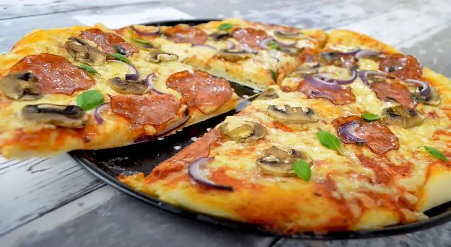 Przepis na Pizza z salami i pieczarkami. Czyli Jak ugotować i jak przygotować Pizza z salami i pieczarkami.
