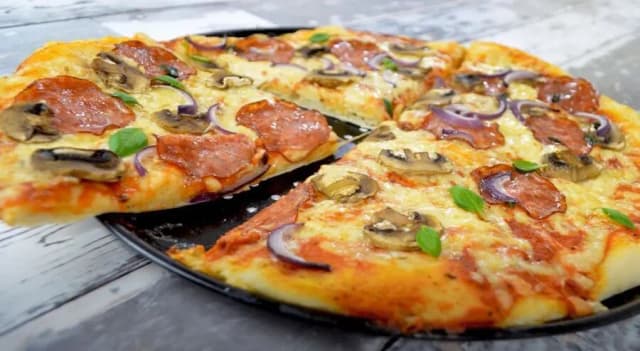 Przepis na Pizza z salami i pieczarkami