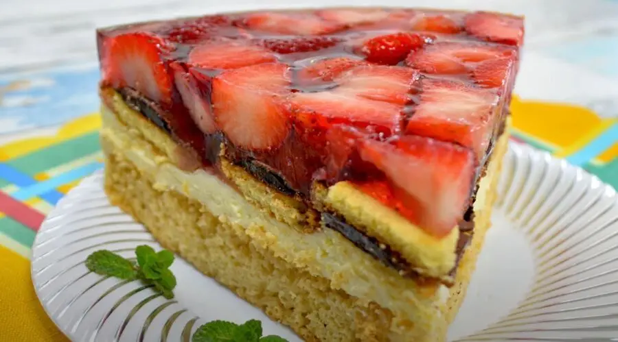 Przepis na Ciasto biszkoptowe z mleczną masą, delicjami, galaretką i truskawkami  . Czyli Jak ugotować i jak przygotować Ciasto biszkoptowe z mleczną masą, delicjami, galaretką i truskawkami  .
