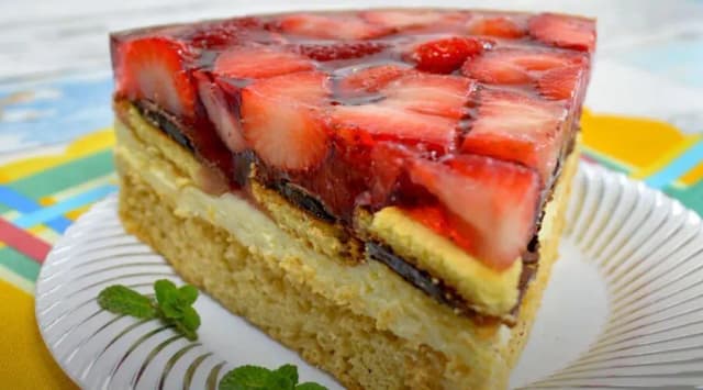 Przepis na Ciasto biszkoptowe z mleczną masą, delicjami, galaretką i truskawkami  