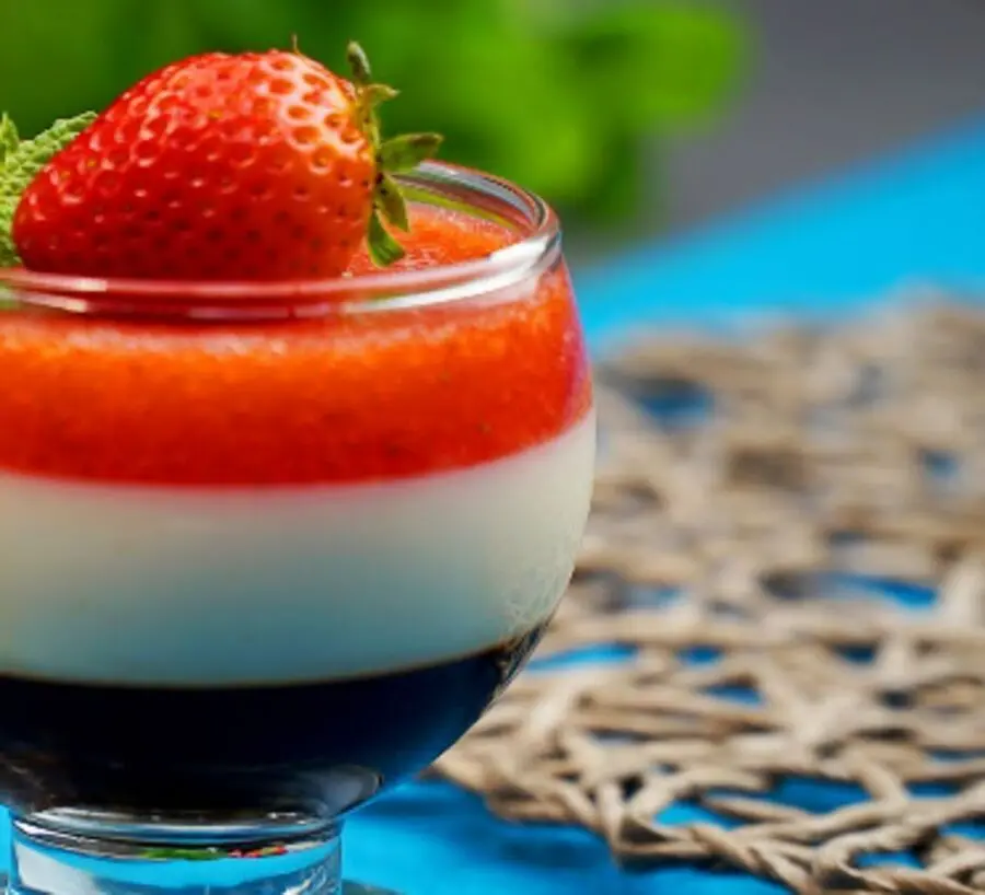 Przepis na Panna cotta z musem truskawkowym