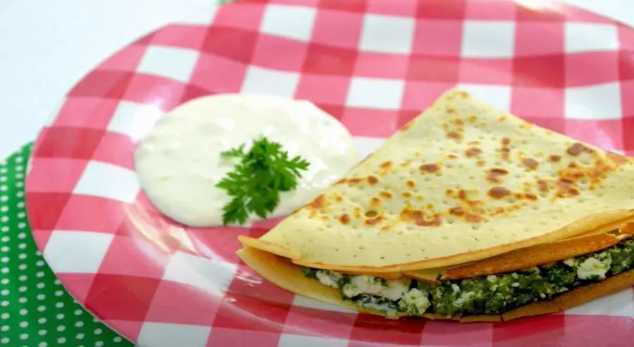 Przepis na Naleśniki ze szpinakiem, serem feta i sosem czosnkowym . Czyli Jak ugotować i jak przygotować Naleśniki ze szpinakiem, serem feta i sosem czosnkowym .