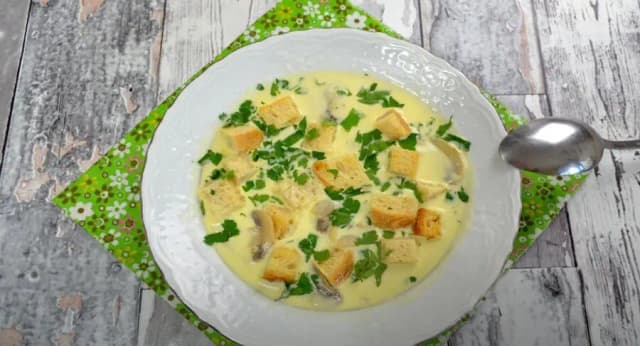 Przepis na Tania zupa z serków topionych z pieczarkami