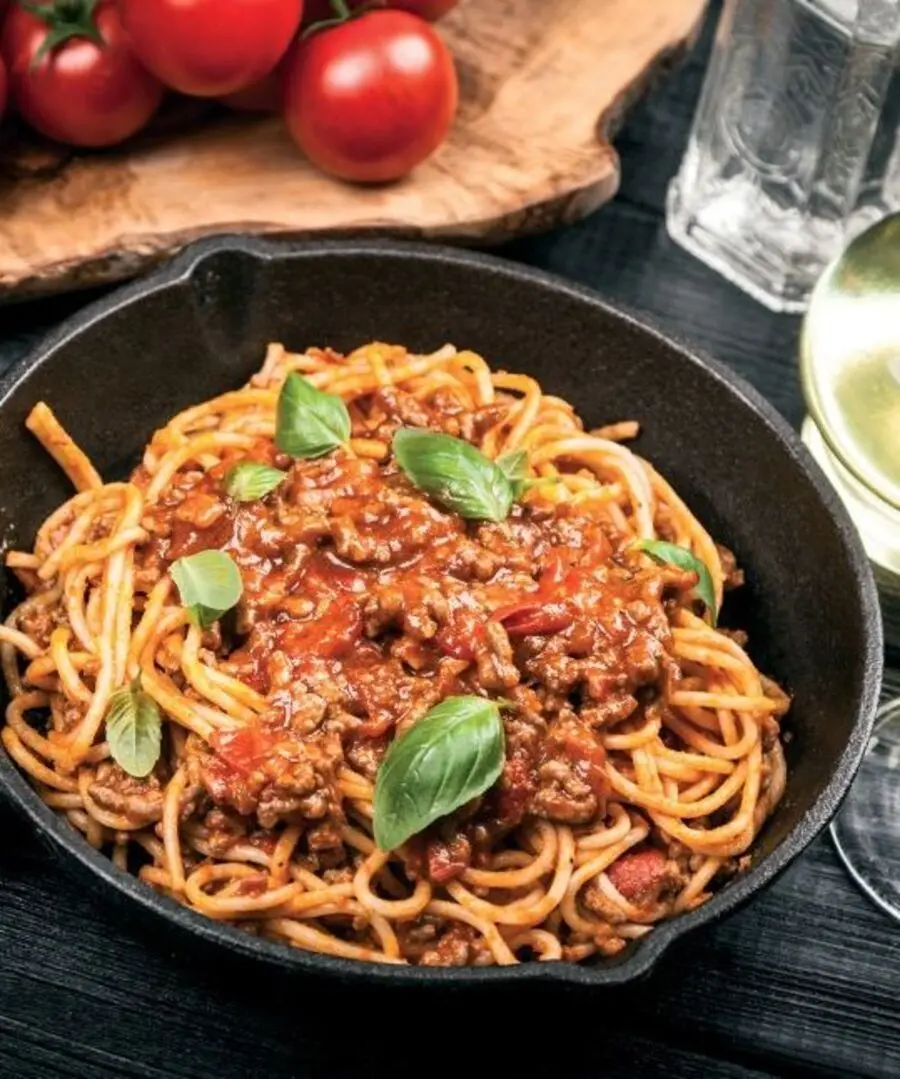Przepis na Spaghetti z domowym sosem Bolognese . Czyli Jak ugotować i jak przygotować Spaghetti z domowym sosem Bolognese .