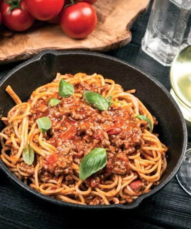Przepis na Spaghetti z domowym sosem Bolognese 