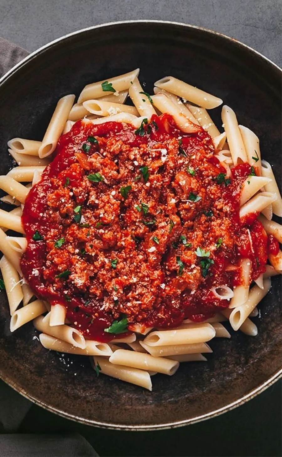 Przepis na Makaron penne z mięsem mielonym i pomidorami. Czyli Jak ugotować i jak przygotować Makaron penne z mięsem mielonym i pomidorami.