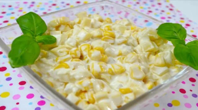 Przepis na Sałatka z żółtym serem, kukurydzą i ananasem 