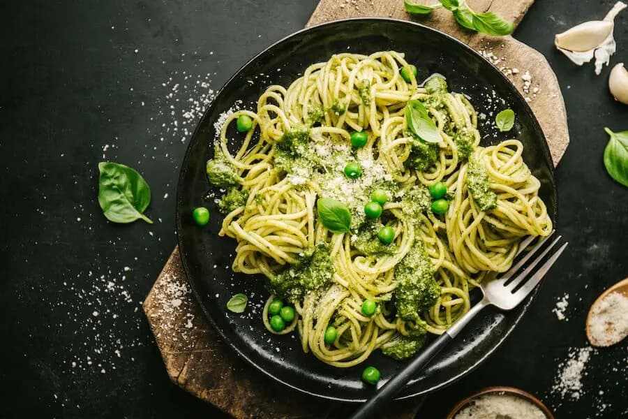 Przepis na Makaron z domowym pesto i zielonym groszkiem. Czyli Jak ugotować i jak przygotować Makaron z domowym pesto i zielonym groszkiem.
