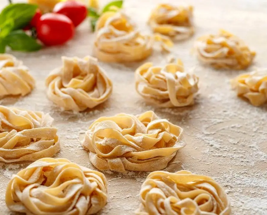 Przepis na Domowy makaron krok po kroku. Czyli Jak ugotować i jak przygotować Domowy makaron krok po kroku.