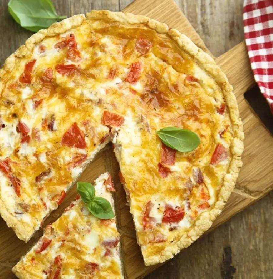 Przepis na Wytrawna tarta z kurczakiem i pomidorami . Czyli Jak ugotować i jak przygotować Wytrawna tarta z kurczakiem i pomidorami .