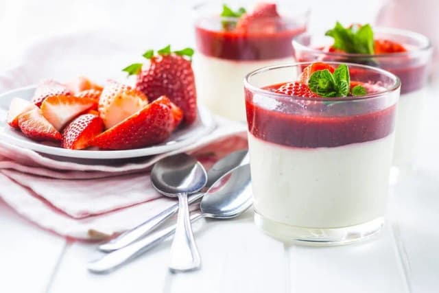Przepis na Panna Cotta z truskawkami