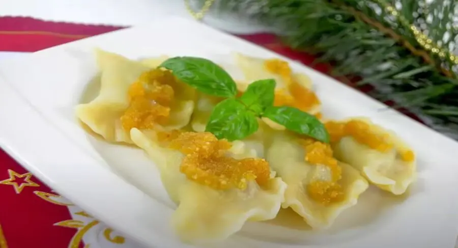Przepis na Pierogi z suszonymi grzybami . Czyli Jak ugotować i jak przygotować Pierogi z suszonymi grzybami .