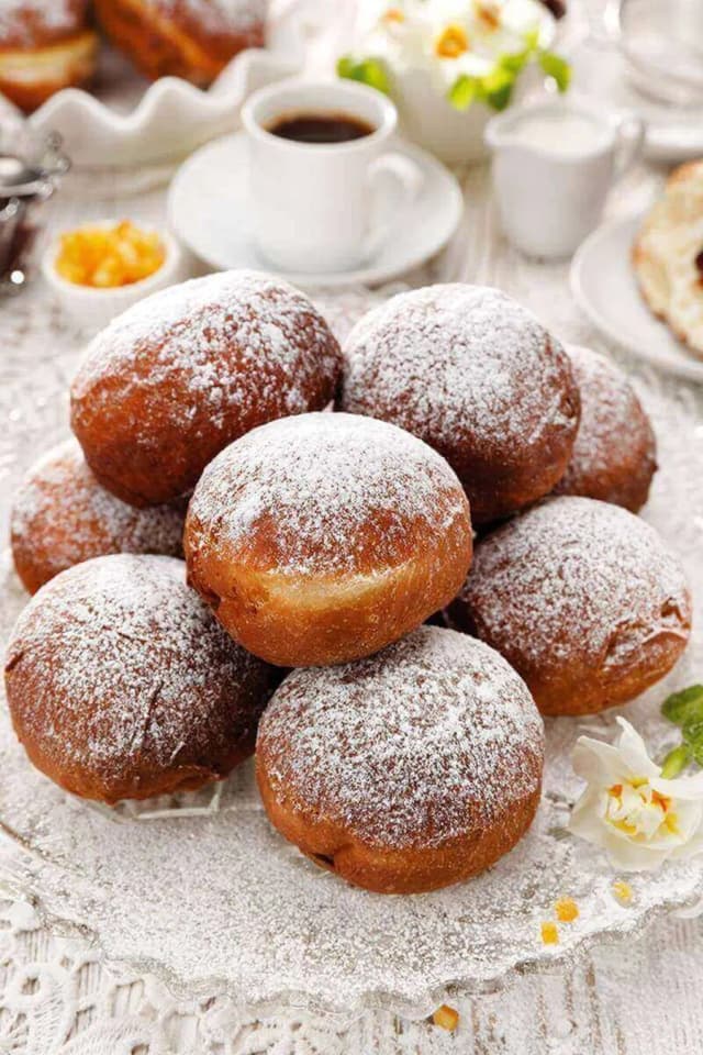 Przepis na Domowe pączki z powidłami śliwkowymi