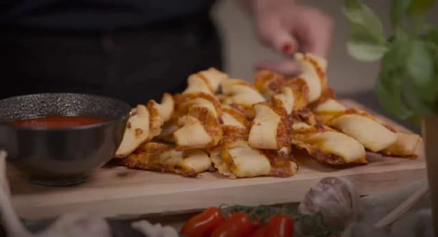 Przepis na Szybkie paluchy pizzowe z salami i serem