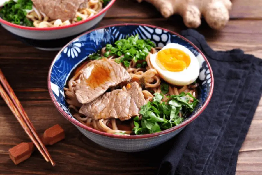 Przepis na Ramen z wołowiną. Czyli Jak ugotować i jak przygotować Ramen z wołowiną.