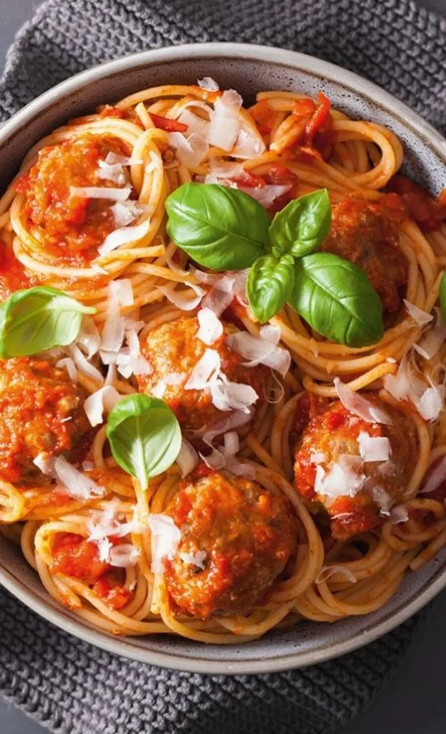 Przepis na Domowe klopsiki w sosie à la bolognese. Czyli Jak ugotować i jak przygotować Domowe klopsiki w sosie à la bolognese.