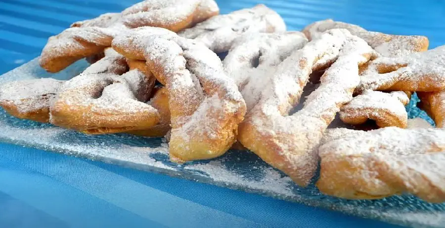 Przepis na Chrust czyli faworki. Czyli Jak ugotować i jak przygotować Chrust czyli faworki.