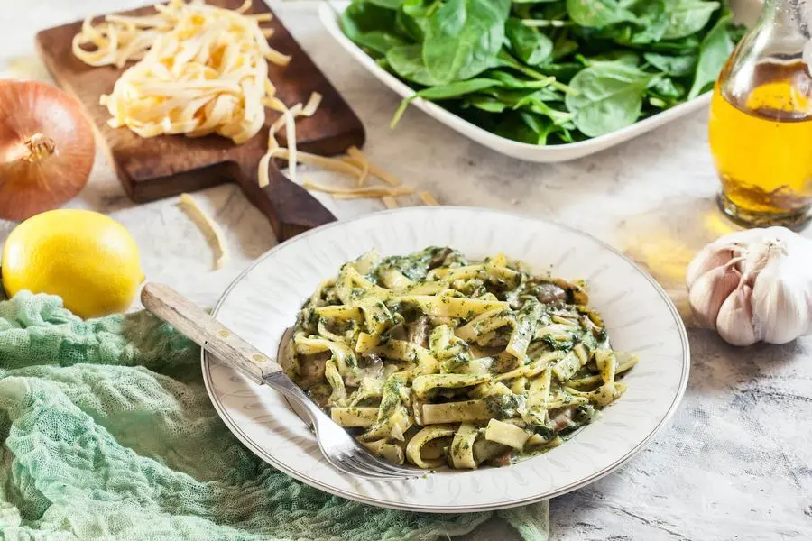 Przepis na Makaron ze szpinakiem i pieczarkami – w wersji vege lub z kurczakiem. Czyli Jak ugotować i jak przygotować Makaron ze szpinakiem i pieczarkami – w wersji vege lub z kurczakiem.