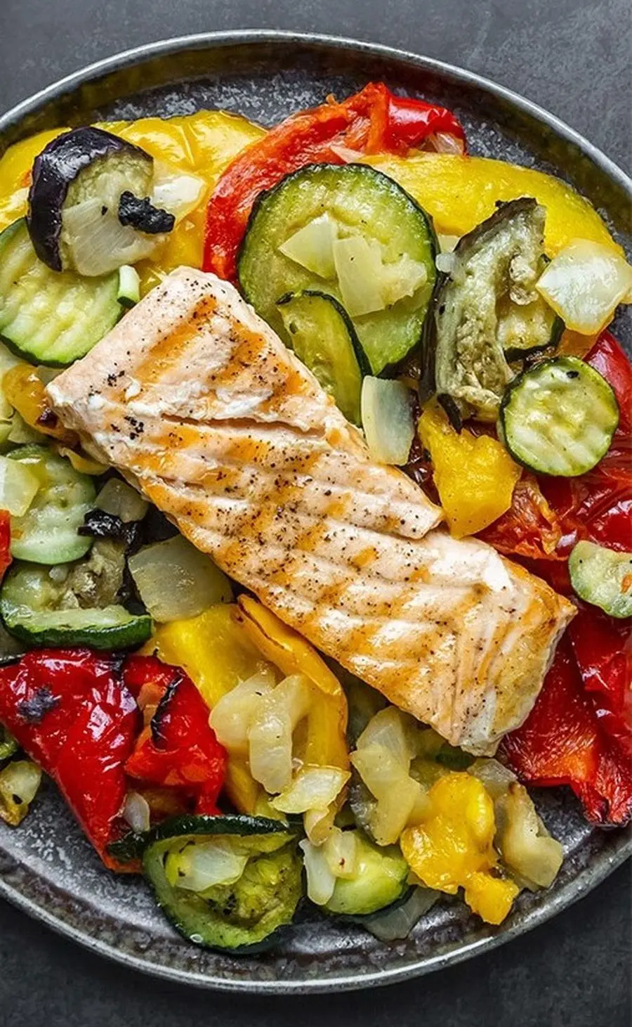 Przepis na Filet z łososia z pieczonymi warzywami. Czyli Jak ugotować i jak przygotować Filet z łososia z pieczonymi warzywami.